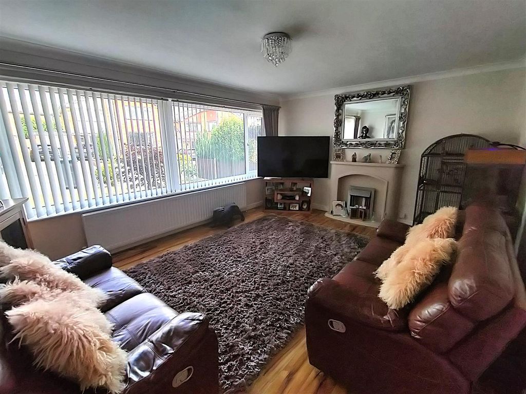 Property photo 3 of 12 Lounge
