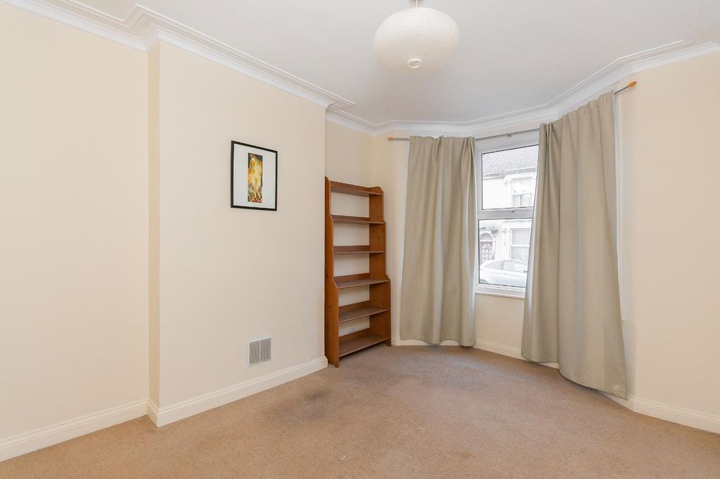 Property photo 3 of 22 3Y2Ren - Living Room C.Jpg