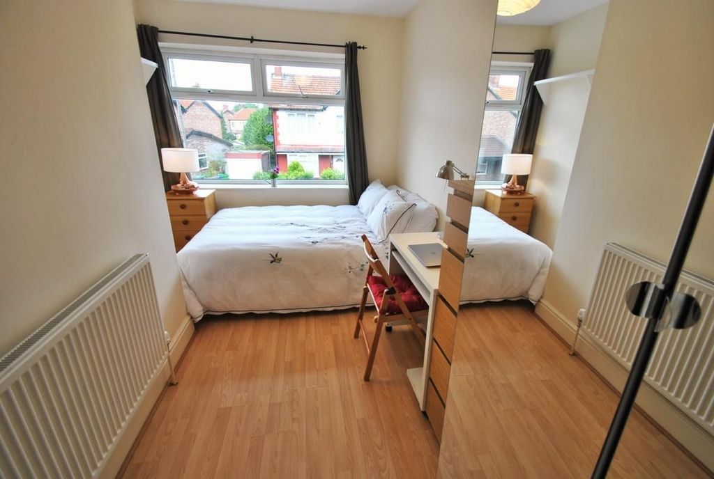 Property photo 3 of 15 A Bright And Tidy Double Bedroom Featuring A Large...