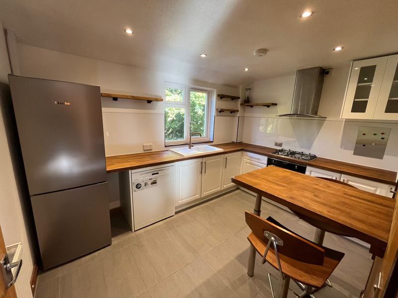Property photo 1 of 24 Kitchen &amp; Breakfast Bar