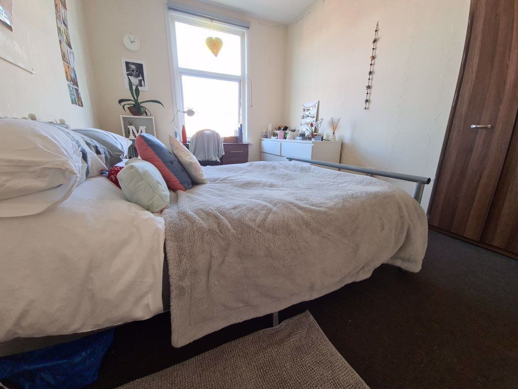Property photo 1 of 30 A Spacious And Well-Maintained Master Bedroom Feat...