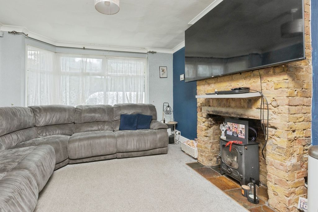 Property photo 3 of 16 Lounge