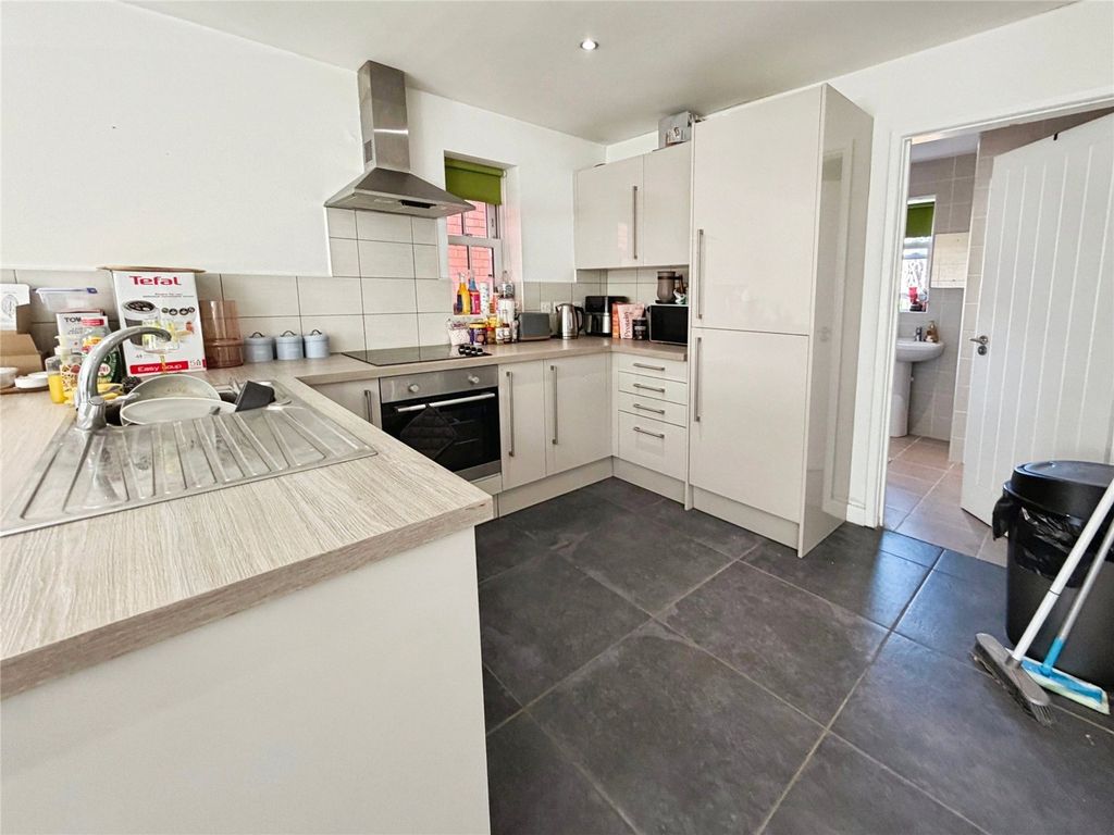Property photo 3 of 10 Kitchen