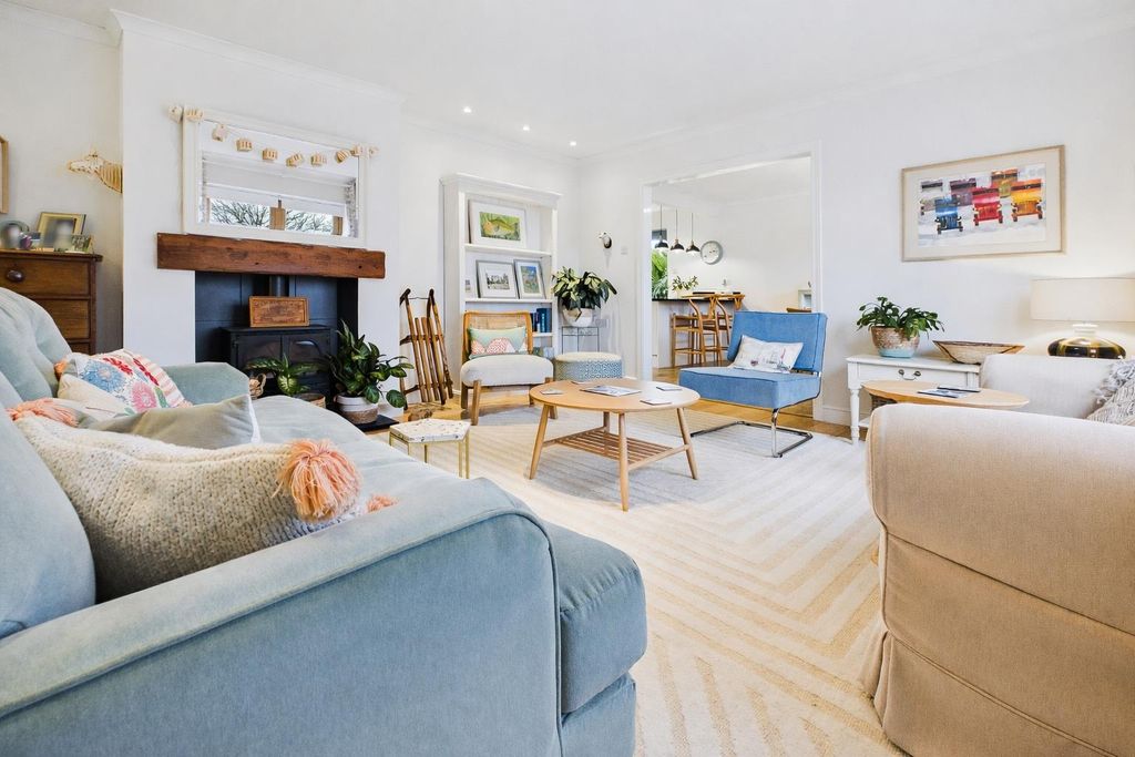 Property photo 3 of 24 Lounge