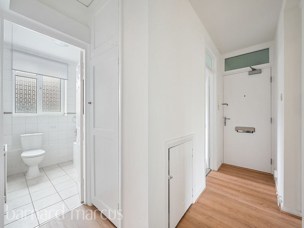 Property photo 3 of 7 Hallway