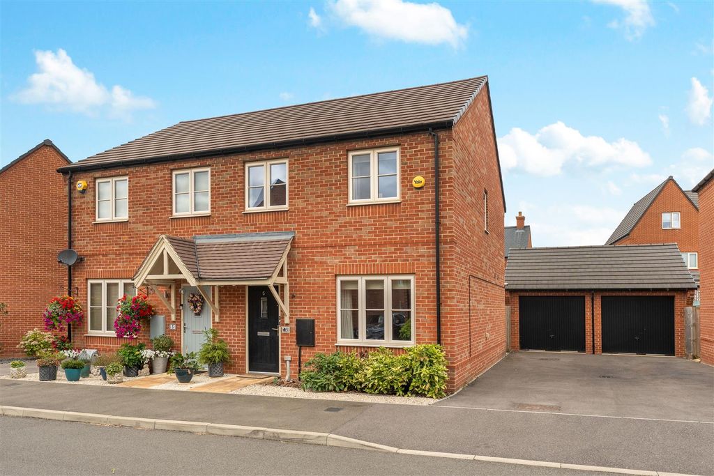 Property photo 1 of 14 5 Davies Road, Banbury-1.Jpg