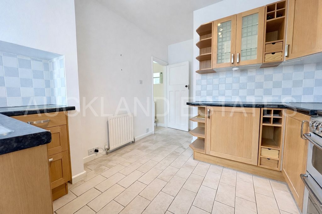 Property photo 3 of 11 Image00003