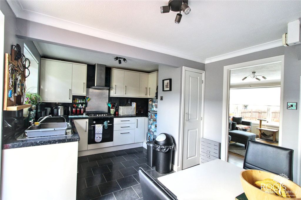 Property photo 2 of 13 Picture No. 16