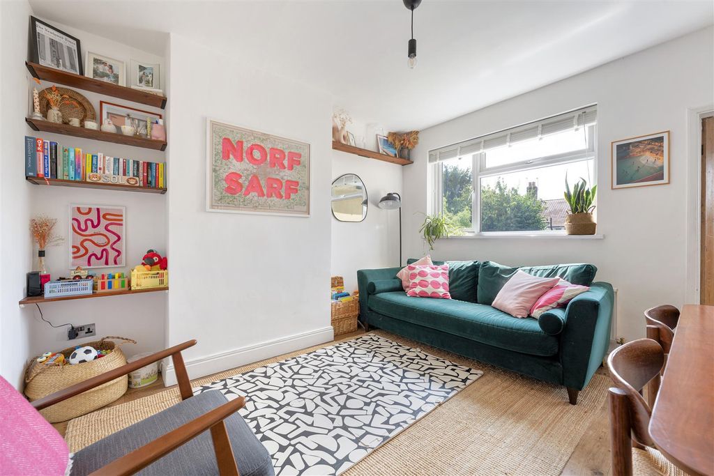 Property photo 1 of 25 Byron Road, E17
