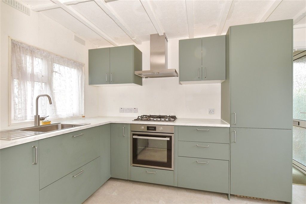 Property photo 3 of 7 Kitchen