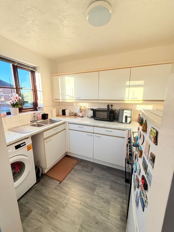 Property photo 2 of 12 c26E9813-Feef-43B7-A946-9Bd0Ae6d1A28.Jpeg