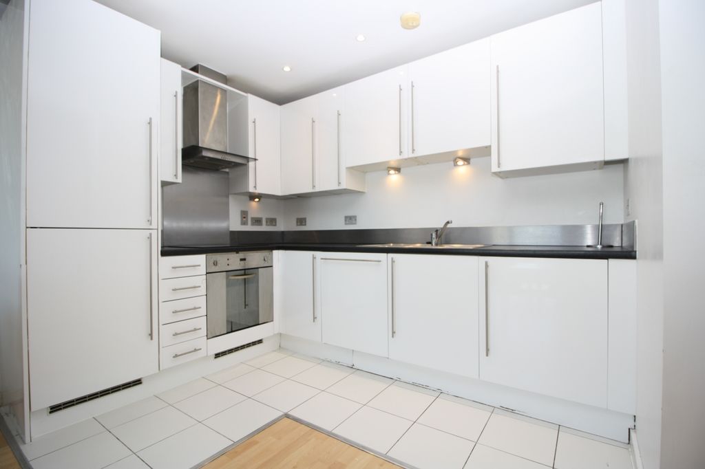 Property photo 3 of 8 Kitchen