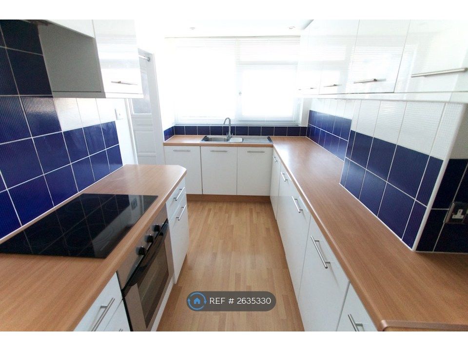 Property photo 2 of 9 Fully Fitted Kitchen