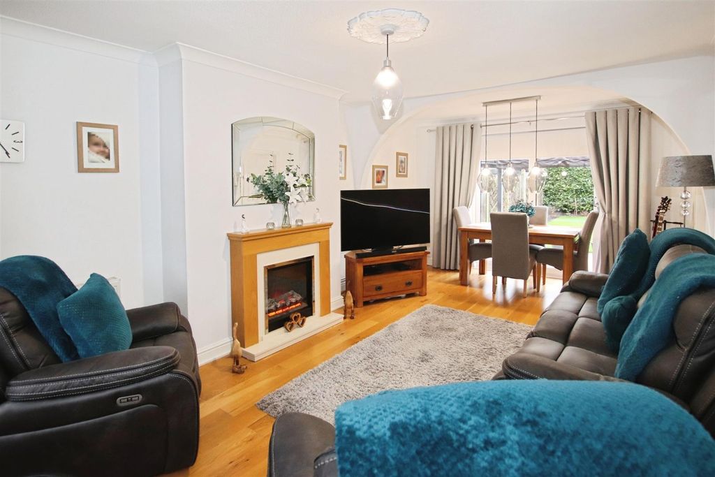 Property photo 2 of 30 Bay Fronted Through Lounge / Diner