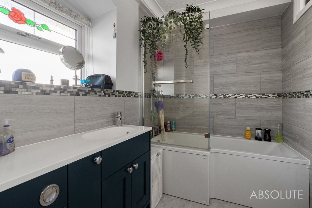 Property photo 3 of 30 En Suite Bathroom