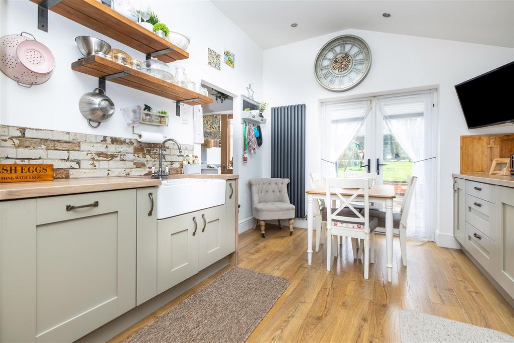 Property photo 2 of 28 Kitchen