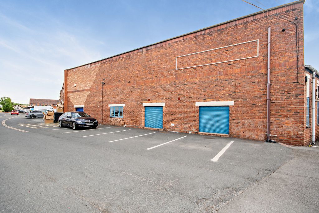 Property photo 3 of 6 8649368-Exterior09-V2-800