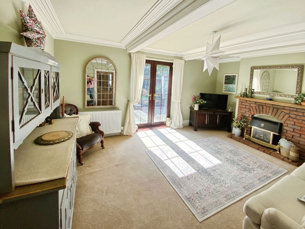 Property photo 2 of 19 Lounge