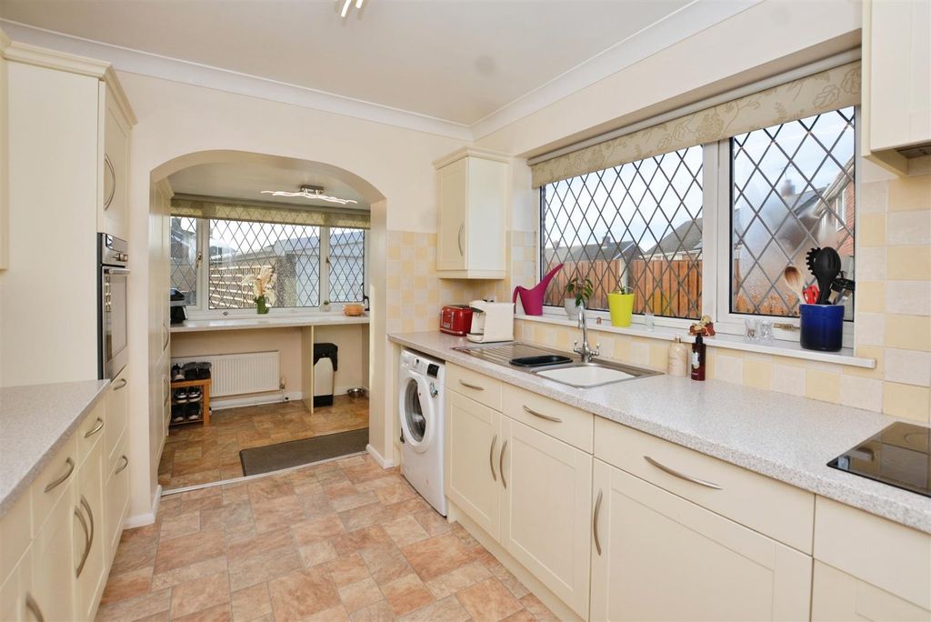 Property photo 2 of 18 Kitchen/Breakfast Room
