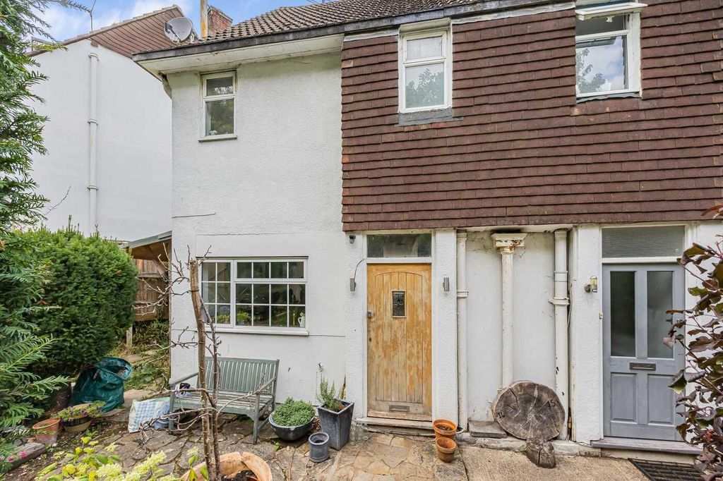 Property photo 1 of 23 14 Upton Close, Henley