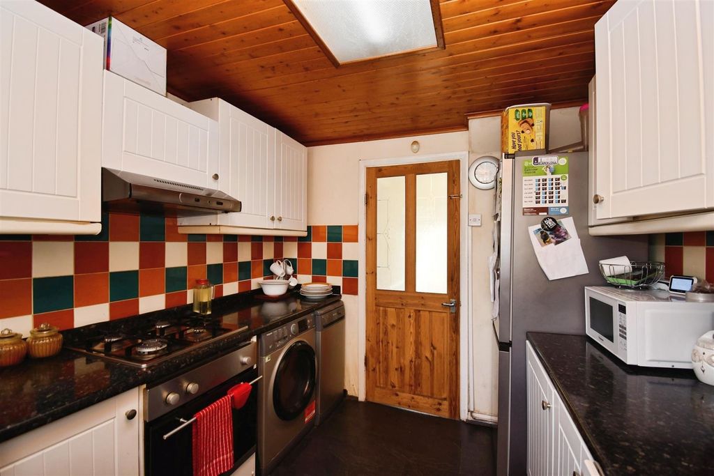 Property photo 3 of 18 Kitchen