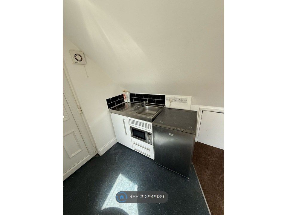 Property photo 2 of 5 Kitchenette