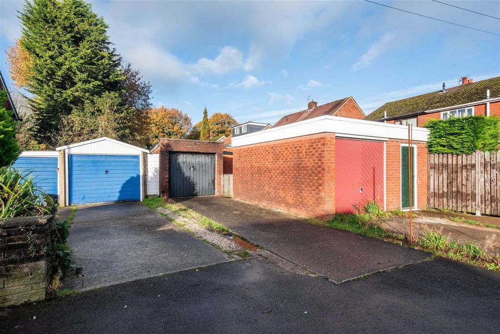 Property photo 2 of 18 Driveway