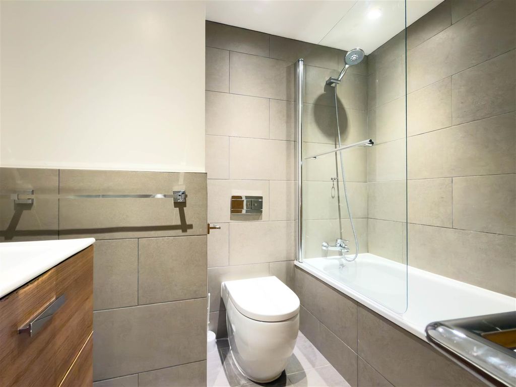 Property photo 2 of 7 Bathroom.Jpg