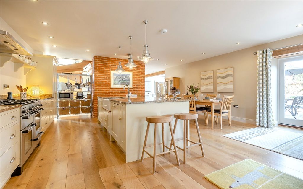 Property photo 3 of 18 Kitchen