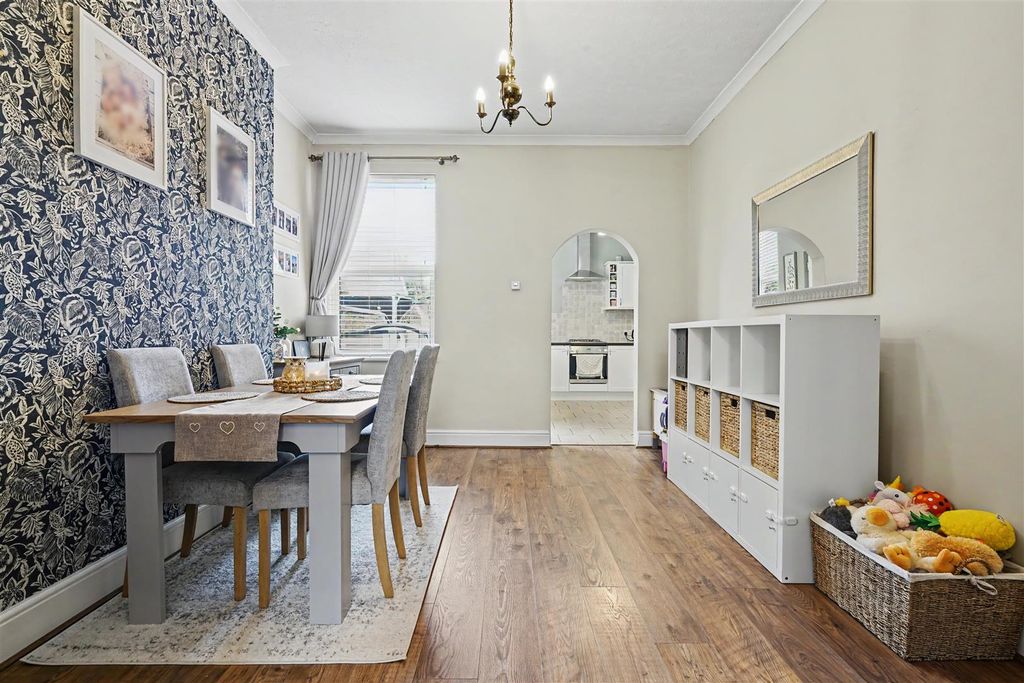 Property photo 3 of 17 Dining/Sitting Room