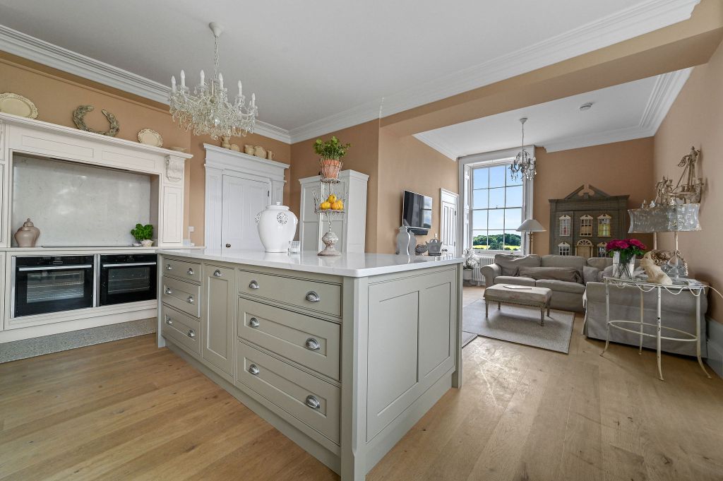 Property photo 3 of 48 Ht-Fc(Col)-Themanorhouse-23