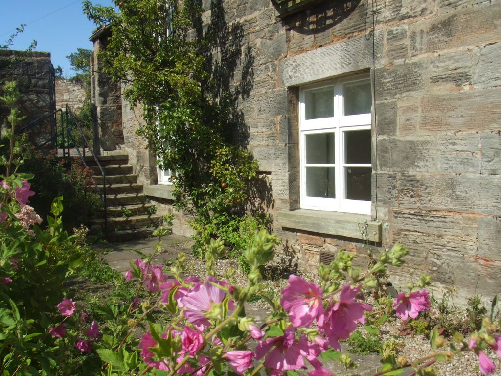 Property photo 1 of 11 Garden Flat
