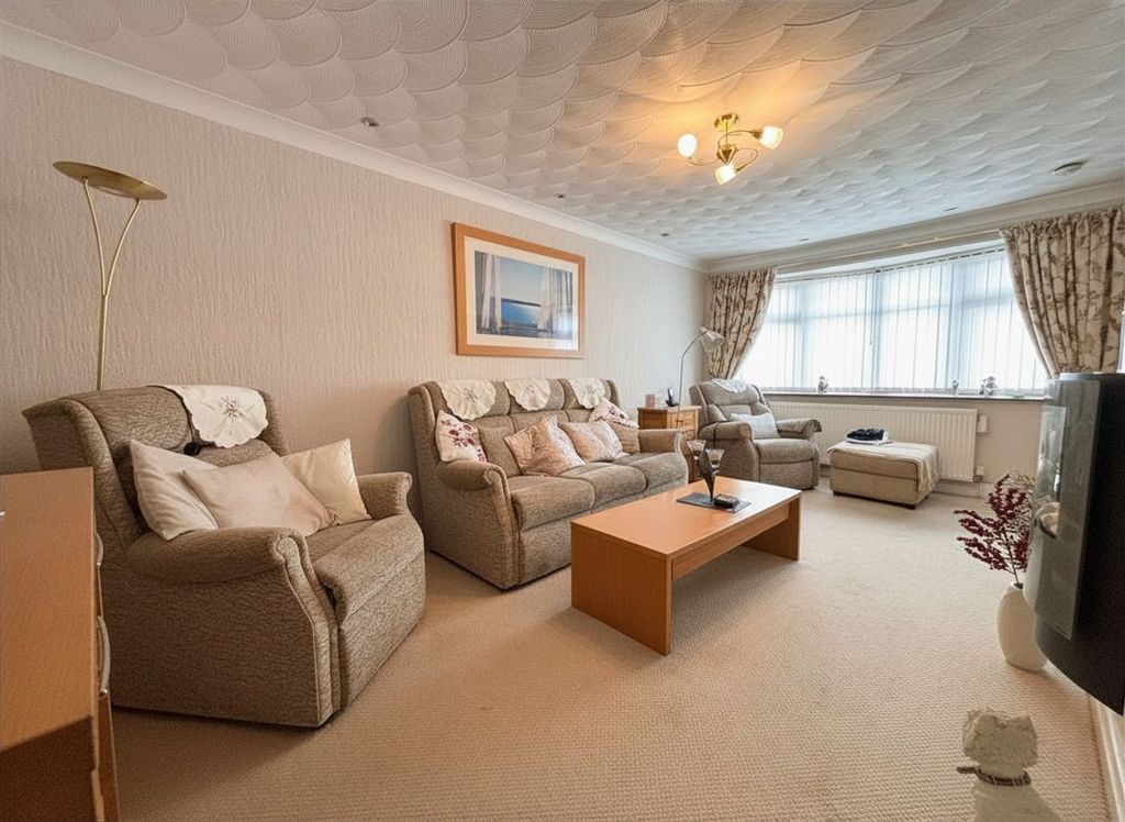 Property photo 3 of 13 Lounge