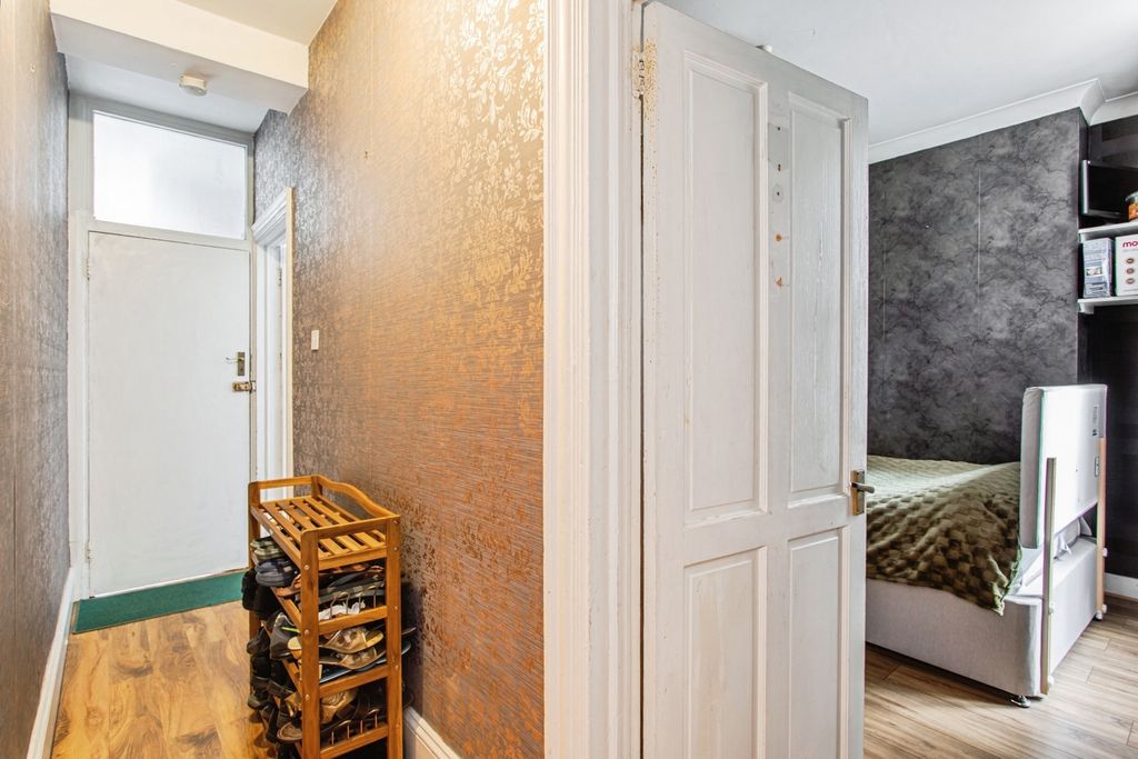 Property photo 2 of 19 Entrance Hall