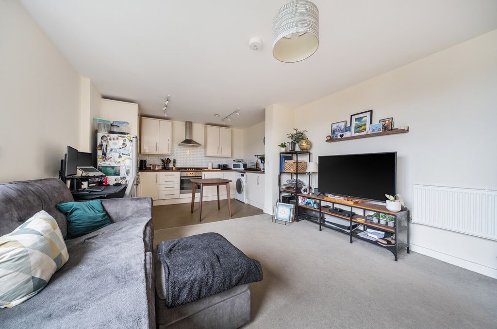 Property photo 2 of 6 1387908-17-693c46...