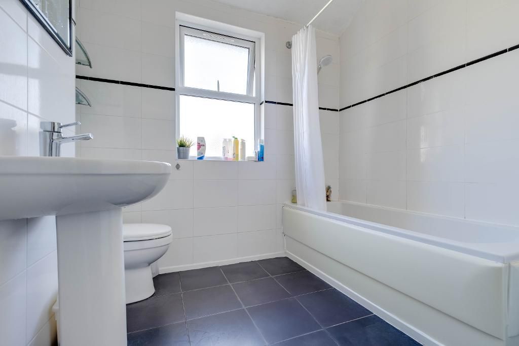 Property photo 2 of 11 Bathroom