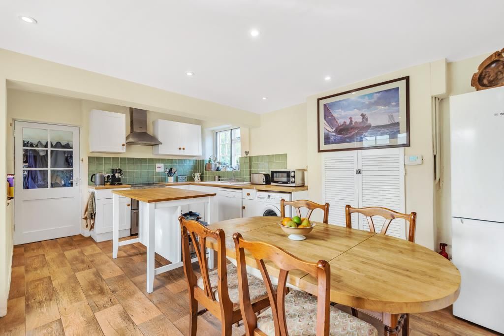 Property photo 3 of 11 Kitchen