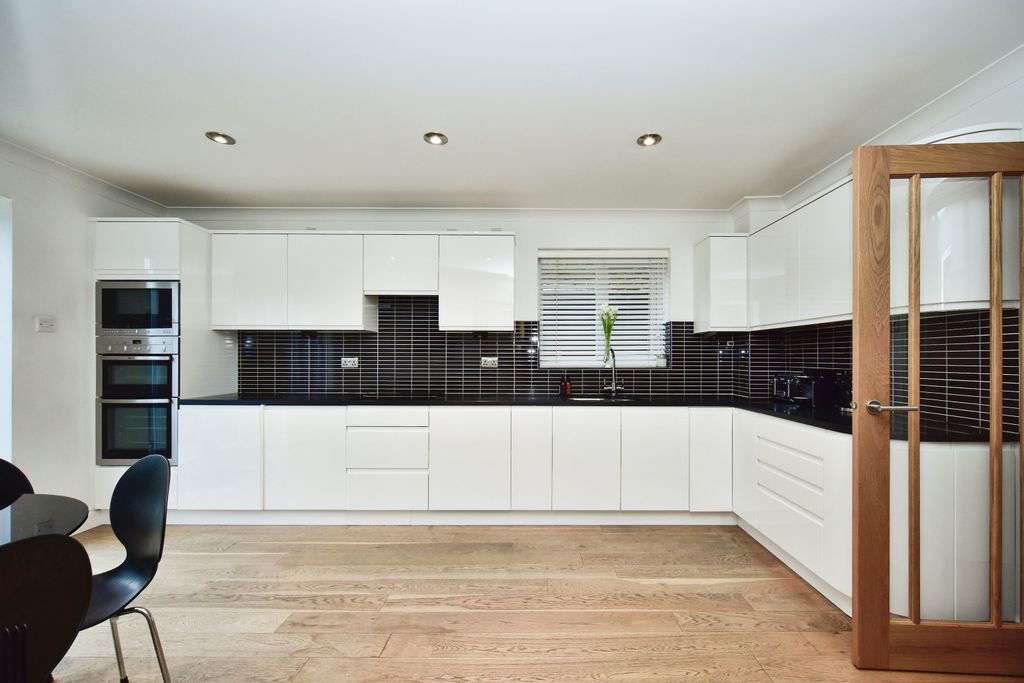 Property photo 2 of 18 Kitchen