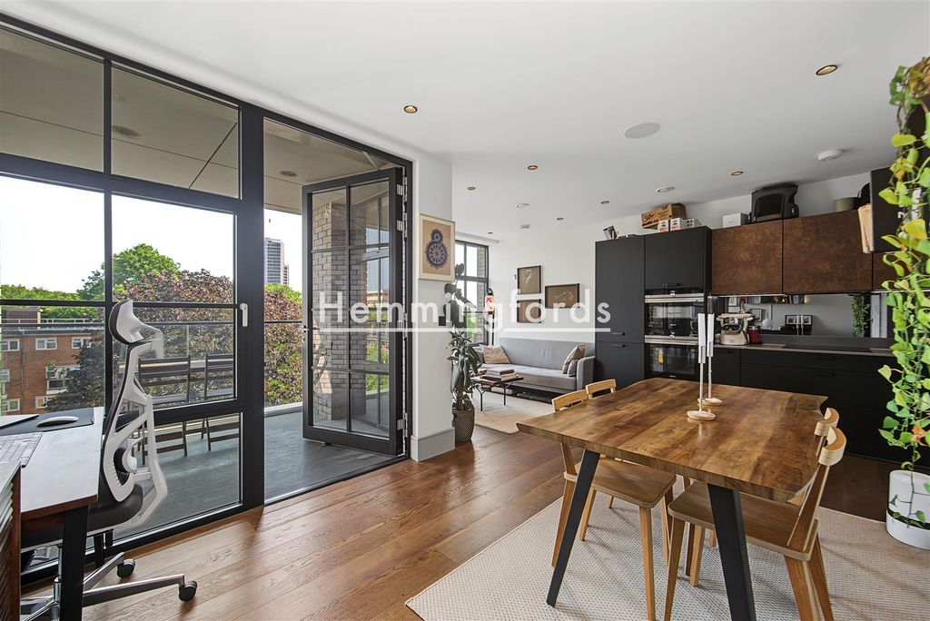 Property photo 2 of 15 Bracklyn Street N1-10.Jpg
