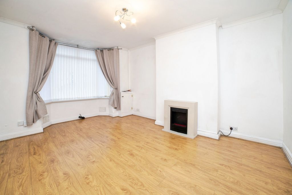 Property photo 2 of 17 Lounge