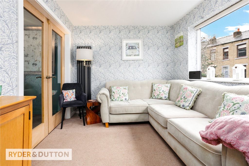 Property photo 1 of 21 Lounge