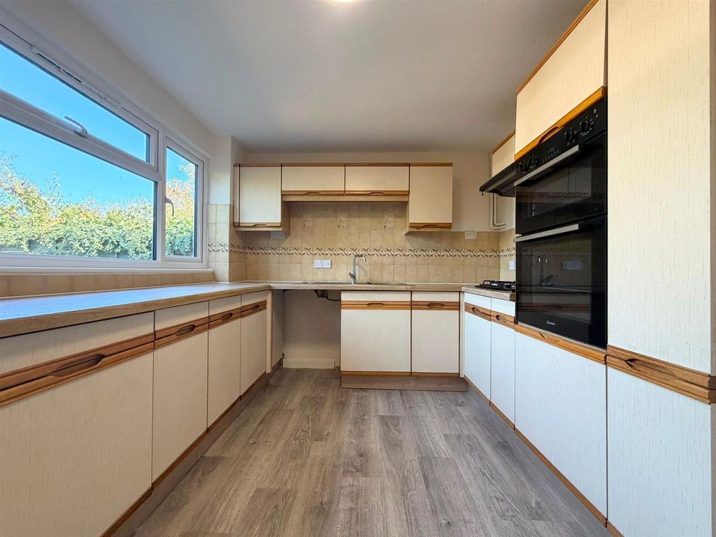 Property photo 2 of 8 Kitchen