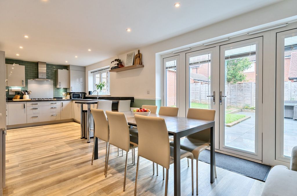 Property photo 2 of 14 1333674-27-6890c0...