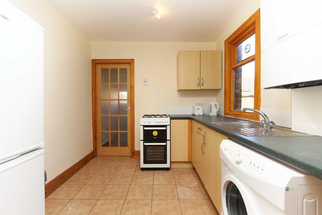 Property photo 3 of 8 Kitchen