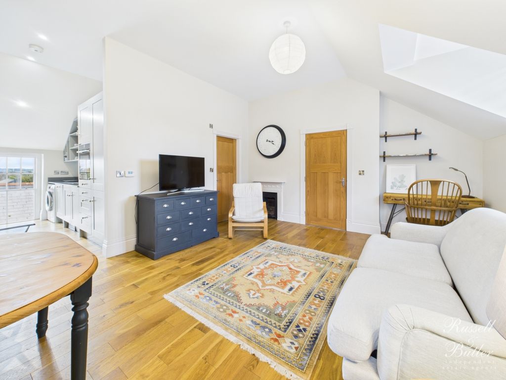 Property photo 3 of 14 Cam02127G0-Pr0349-Still024