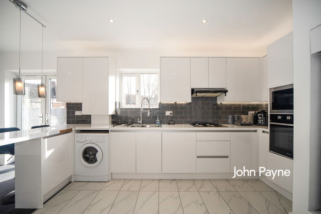 Property photo 2 of 10 7360923c-Be0c-F11...