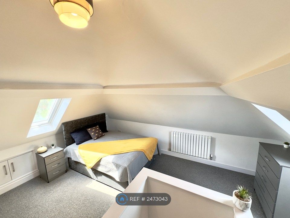 Property photo 1 of 35 Room 4 Attic