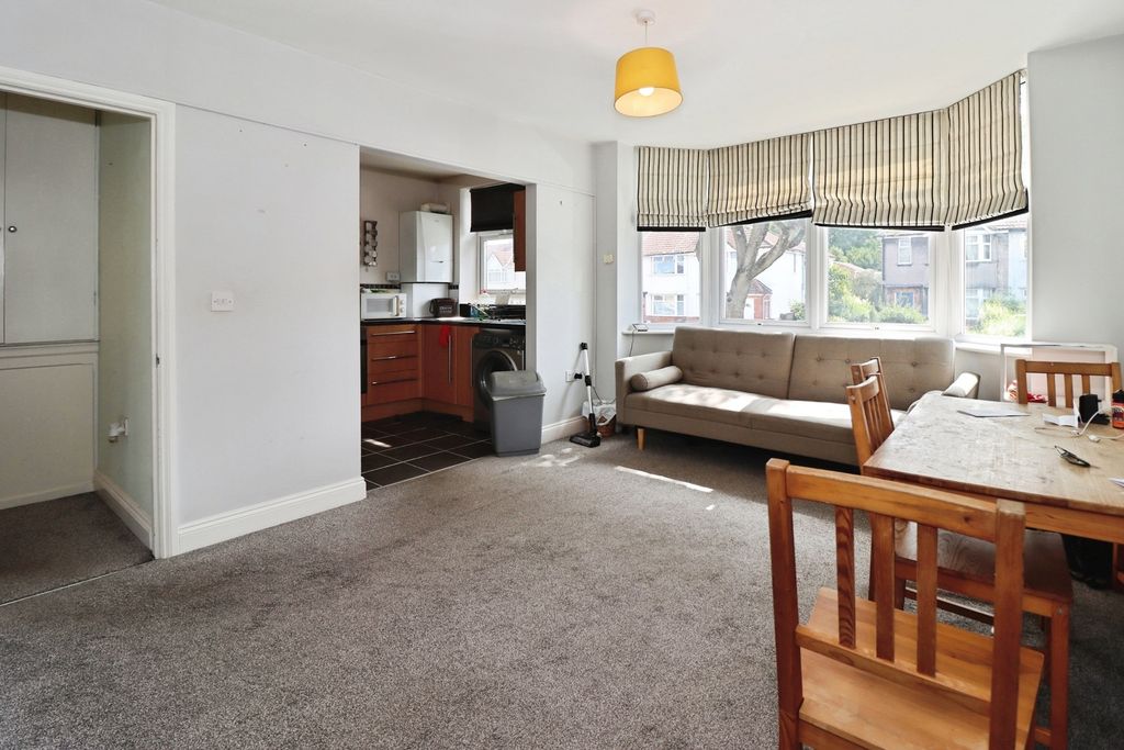 Property photo 3 of 17 Lounge