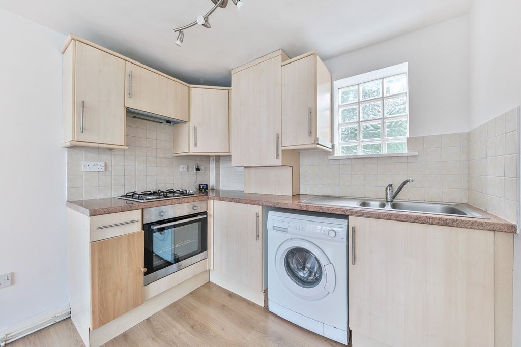 Property photo 3 of 10 Kitchen