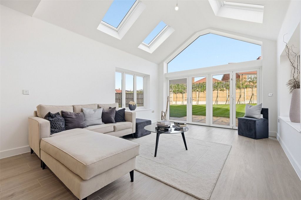 Property photo 3 of 30 Family/Living